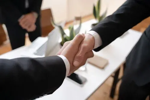 Stretta di mano fra due professionisti al termine di un incontro