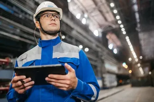 Tecnico con tablet durante un rilievo dei consumi in stabilimento